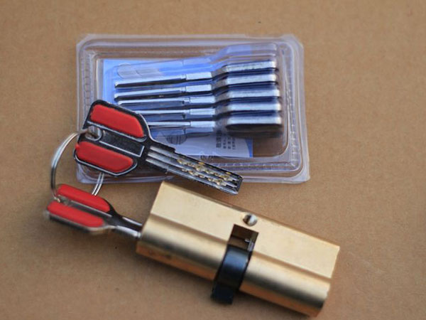 乌伊岭24小时上门开锁公司